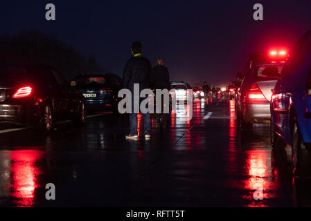 Leipzig, Germania. Il 26 gennaio, 2019. Il corridoio di emergenza (rettungsgasse) sul motorawy A9 in Germania, vicino a Leipzig dopo l'incidente di auto, che ha bloccato il autobahn per oltre 4 ore. I driver in attesa per il restauro del traffico. Credito: Tomasz Koryl/Alamy Live News Foto Stock