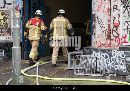 Berlino, Germania. 27 gennaio, 2019. Vigili del fuoco inserire un edificio residenziale nel quartiere Kreuzberg. Un incendio era scoppiata sul secondo piano della casa sul Lausitzer Strasse. Due appartamenti al di sopra e al di sotto della masterizzazione di camere anche preso fuoco. I residenti dei tre appartamenti sono stati presi per la sicurezza. Credito: Annette Riedl/dpa-Zentralbild/dpa/Alamy Live News Foto Stock