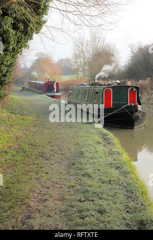 Barche stretta sulla oxford canal a fenny compton in Oxfordshire in inverno Foto Stock