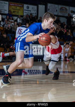 I ragazzi di azione di pallacanestro con la Valle Centrale vs. Università Prep High School nel Lago Shasta City, California. Foto Stock