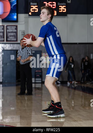 I ragazzi di azione di pallacanestro con la Valle Centrale vs. Università Prep High School nel Lago Shasta City, California. Foto Stock