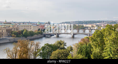 Immagine di panorama della città vecchia architettura pier e Charles ponte sul fiume Moldava a Praga, Repubblica Ceca Foto Stock