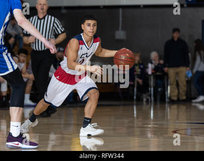 I ragazzi di azione di pallacanestro con la Valle Centrale vs. Università Prep High School nel Lago Shasta City, California. Foto Stock