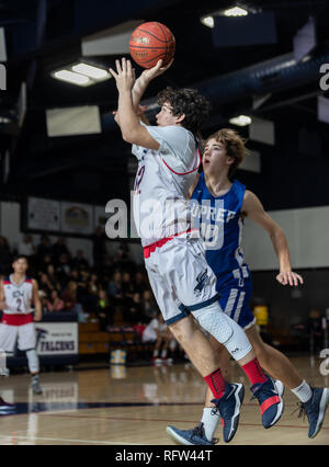 I ragazzi di azione di pallacanestro con la Valle Centrale vs. Università Prep High School nel Lago Shasta City, California. Foto Stock