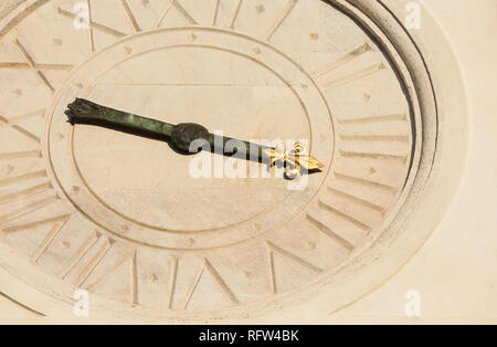 Dai tempi antichi e le ore. Vecchio orologio con giglio-forma mano e numeri romani da Trinità dei Monti facciata della chiesa in Roma (XVI secolo). Foto Stock