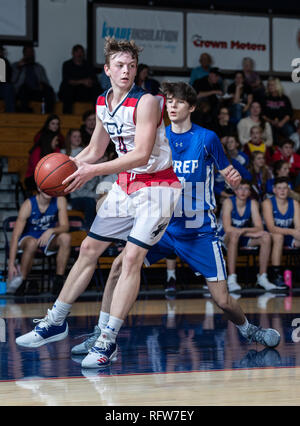 I ragazzi di azione di pallacanestro con la Valle Centrale vs. Università Prep High School nel Lago Shasta City, California. Foto Stock