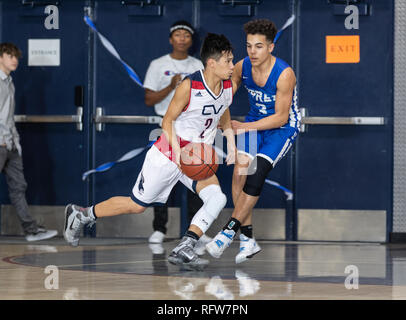 I ragazzi di azione di pallacanestro con la Valle Centrale vs. Università Prep High School nel Lago Shasta City, California. Foto Stock