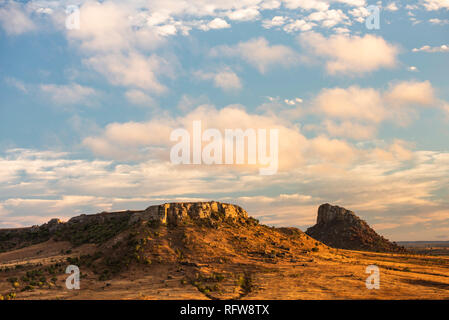 Isalo Parco Nazionale di paesaggio di sunrise, Regione di Ihorombe, Madagascar, Africa Foto Stock