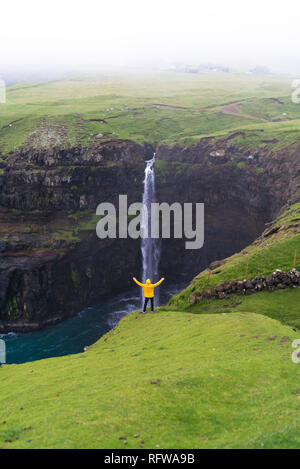 Cascata di Mulafossur, Gasadalur, funzionario ministeriale isola, isole Faerøer, Danimarca, Europa Foto Stock