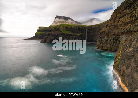 Cascata di Gasadalur, funzionario ministeriale isola, isole Faerøer, Danimarca, Europa Foto Stock