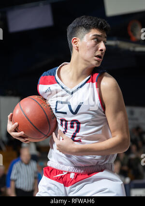 I ragazzi di azione di pallacanestro con la Valle Centrale vs. Università Prep High School nel Lago Shasta City, California. Foto Stock