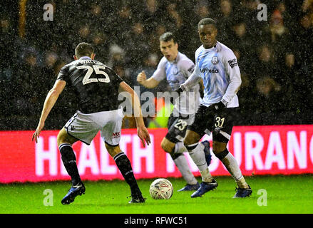 Everton's Ademola Lookman (destra) in azione durante la FA Cup il quarto round in abbinamento al Den, Londra. Foto Stock