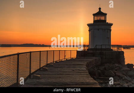 Portland Breakwater luce in Portland, Maine, Stati Uniti d'America durante i mesi primaverili. Il Portland Breakwater luce viene anche chiamato il "Bug" di luce ed è loca Foto Stock