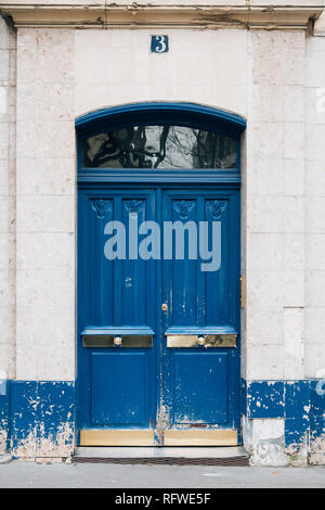 Una porta blu a Parigi, Francia Foto Stock