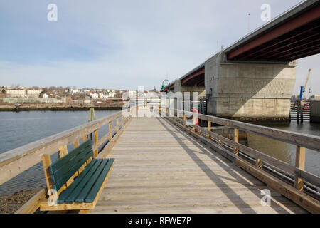 Casco Bay Bridge a Portland, Maine, Stati Uniti d'America durante i mesi primaverili. Foto Stock