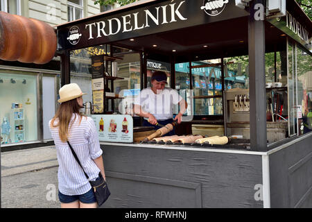 Old town street Trdelnik fast food snack stallo, una pasticceria tradizionale ciambella come dolce, Praga Foto Stock