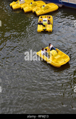 Barche a remi a noleggio sul fiume Vltava, Praga, Repubblica Ceca Foto Stock