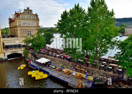 Pedale noleggio barca accanto al ristorante all'aperto sul Fiume Vltava nella città vecchia, downtown, Praga, Repubblica Ceca Foto Stock