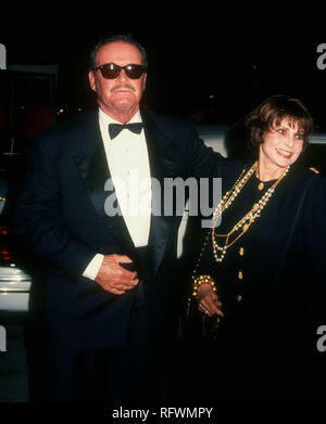 HOLLYWOOD, CA - 13 novembre: l'attore James Garner e moglie Lois Garner frequentare l'intrattenimento di Hollywood Museum di quinto annuale Premi Legacy su Novembre 13, 1993 a Hollywood Palladium in Hollywood, la California. Foto di Barry re/Alamy Stock Photo Foto Stock