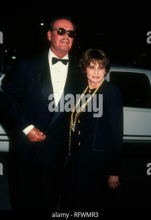 HOLLYWOOD, CA - 13 novembre: l'attore James Garner e moglie Lois Garner frequentare l'intrattenimento di Hollywood Museum di quinto annuale Premi Legacy su Novembre 13, 1993 a Hollywood Palladium in Hollywood, la California. Foto di Barry re/Alamy Stock Photo Foto Stock