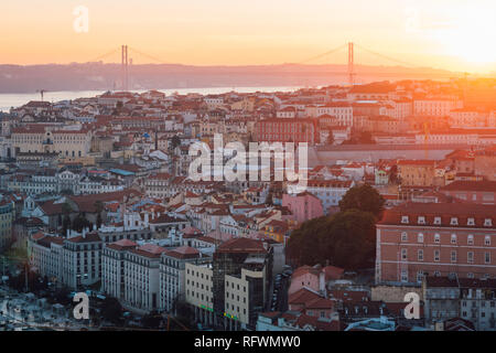 Vista tramonto da Miradouro da Nossa Senhora do Monte, a Lisbona, Portogallo Foto Stock