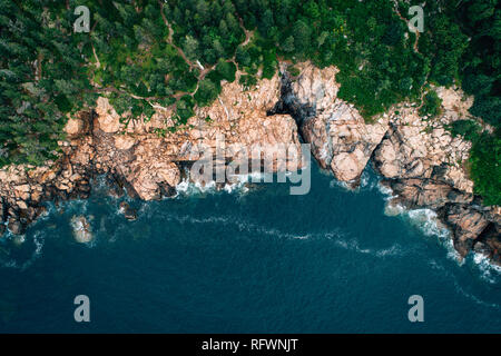 Vista delle scogliere rocciose sull'isola di Mount Desert, Maine Foto Stock
