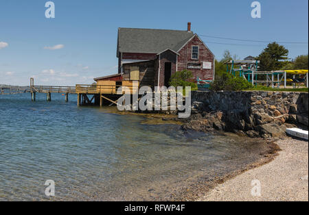 Bailey Island Bridge in Harpswell, Maine, Stati Uniti d'America, che è sulla Nuova Inghilterra seacoast. Il ponte è di 1.150 piedi lungo ed è stato costruito nel 1928. Esso collega B Foto Stock