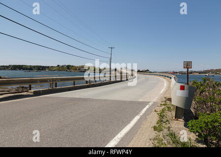 Bailey Island Bridge in Harpswell, Maine, Stati Uniti d'America, che è sulla Nuova Inghilterra seacoast. Il ponte è di 1.150 piedi lungo ed è stato costruito nel 1928. Esso collega B Foto Stock