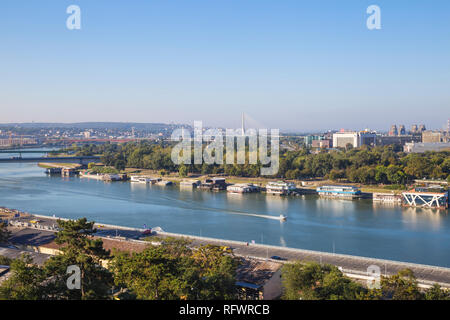 Vista della floating bar e nightclubs sul fiume Sava, Belgrado nuova con ponte di Ada nella distanza, Belgrado, Serbia, Europa Foto Stock