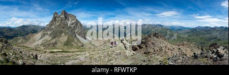 Gli scuotipaglia scende dalla sommità del Pic Peyreget mentre escursionismo il GR10 trekking Trail, Pirenei Atlantiques, Francia, Europa Foto Stock