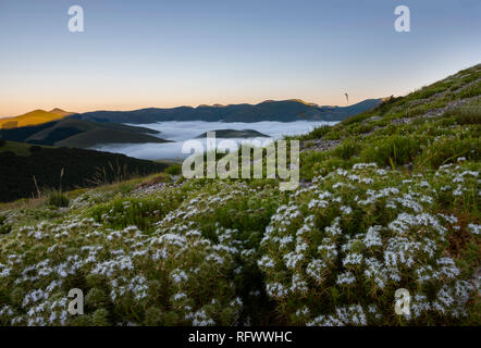 Sunrise sui monti Sibillini, Parco Nazionale dei Monti Sibillini, Umbria, Italia, Europa Foto Stock