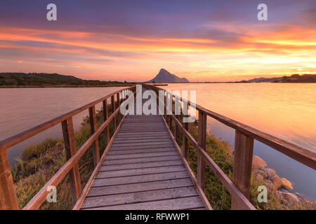 Alba da un passaggio pedonale, Porto Taverna, Loiri Porto San Paolo, Olbia Tempio provincia, Sardegna, Italia, Mediterraneo, Europa Foto Stock