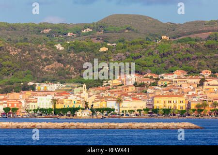 Villaggio di Carloforte dal mare, Carloforte, Isola di San Pietro, Sud Sardegna provincia, Sardegna, Italia, Mediterraneo, Europa Foto Stock