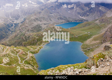 Guardando verso il basso in corrispondenza di laghi Agnel e Serru dalla parte superiore del Nivolet Pass (Colle del Nivolet), Graian Alps, Italia, Europa Foto Stock