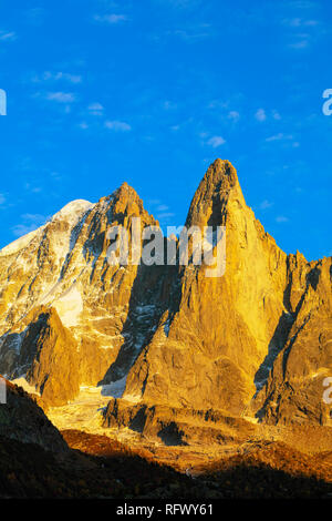 Aiguille Verte, 4122m, e Les Drus (Aiguille du Dru) 3754m, Chamonix Haute Savoie, sulle Alpi francesi, Francia, Europa Foto Stock