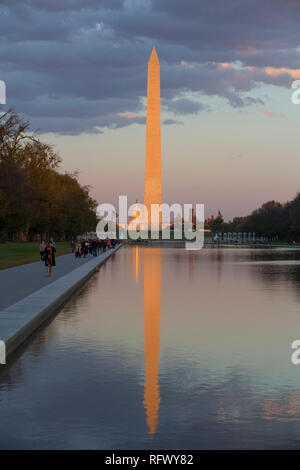 Nel tardo pomeriggio, il Monumento a Washington prese dal monumento a Lincoln, Washington D.C., Stati Uniti d'America, America del Nord Foto Stock