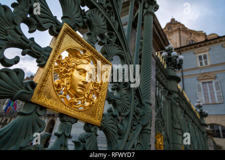 Porte del Palazzo Reale di Torino (Palazzo Reale) goffrato con una golden Medusa, simbolo di Torino, Piemonte, Italia, Europa Foto Stock