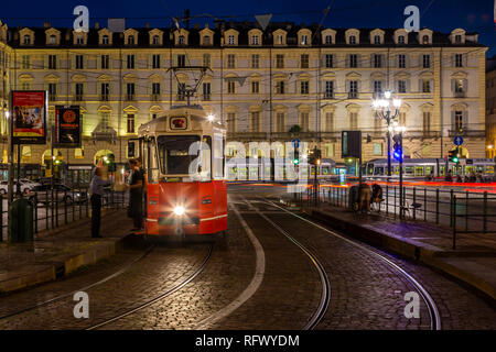 Vista del tram in Piazza Castello al tramonto, Torino, Piemonte, Italia, Europa Foto Stock