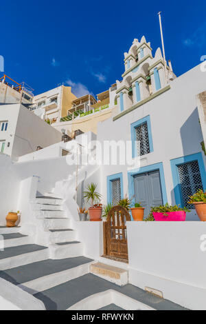 Vista della tradizionale chiesa greca, Firostefani, Santorini (Thira), Isole Cicladi, isole greche, Grecia, Europa Foto Stock