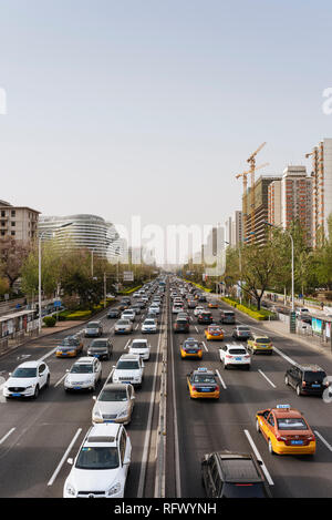 Il traffico sulla strada principale nel centro di Pechino, Cina, Asia Foto Stock