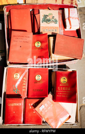 Il presidente Mao's Little Red Libri, Panjiayuan Mercato delle Pulci, Pechino, Cina e Asia Foto Stock