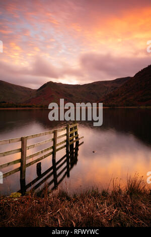 Fratelli acqua al tramonto, Dovedale, Parco Nazionale del Distretto dei Laghi, Sito Patrimonio Mondiale dell'UNESCO, Cumbria, England, Regno Unito, Europa Foto Stock