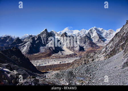 La vista dalla Kongma La Pass in Himalaya del Nepal Foto Stock