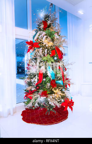 Un bellissimo albero di Natale nella lobby di un elegante appartamento sulla spiaggia di Fort Lauderdale. Foto Stock