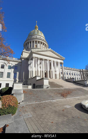 Ingresso anteriore e la cupola del West Virginia Capitol Building lungo il fiume Kanawha in Charleston contro una piaga blu cielo di autunno in verticale Foto Stock