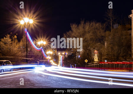 Vista serale della città di Khabarovsk in inverno. Il paesaggio urbano. Foto Stock