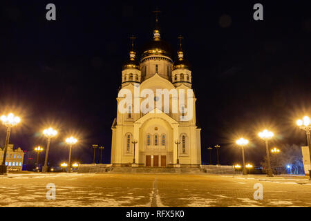 Cattedrale Spaso-Preobrazhensky a Khabarovsk di notte. Foto Stock