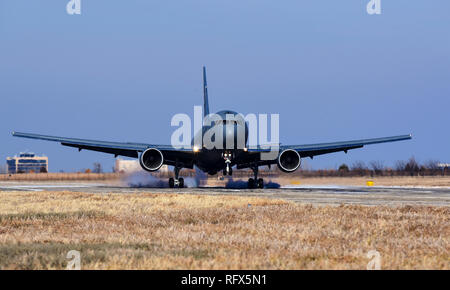 McConnell del primo KC-46A Pegasus atterra sul flightline Gen 25, 2019, a McConnell Air Force Base, Kansas. Il KC-46 servirà a fianco del KC-135 Stratotanker a McConnell e alimentazione antenna critica il rifornimento di carburante, airlift e evacuazioni di medicina aeronautica in un momento di preavviso per l'esercito americano e alleati. (U.S. Air Force foto di Airman 1. Classe Alan Ricker) Foto Stock