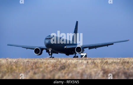 McConnell del primo KC-46A Pegasus atterra sul flightline Gen 25, 2019, a McConnell Air Force Base, Kansas. Il KC-46 servirà a fianco del KC-135 Stratotanker a McConnell e alimentazione antenna critica il rifornimento di carburante, airlift e evacuazioni di medicina aeronautica in un momento di preavviso per l'esercito americano e alleati. (U.S. Air Force foto di Airman 1. Classe Michaela R. Slanchik) Foto Stock