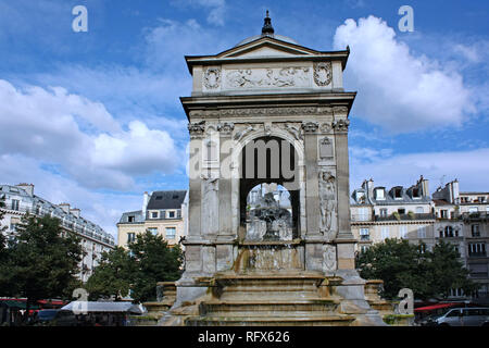 Parigi, xvii secolo Fontana degli Innocenti, in un pubblico squae a Les Halles Foto Stock